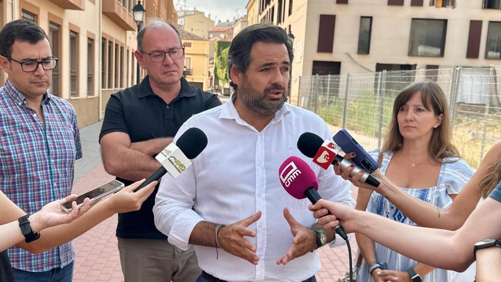 Paco Núñez, líder del PP en CLM, atiende a los medios de comunicación