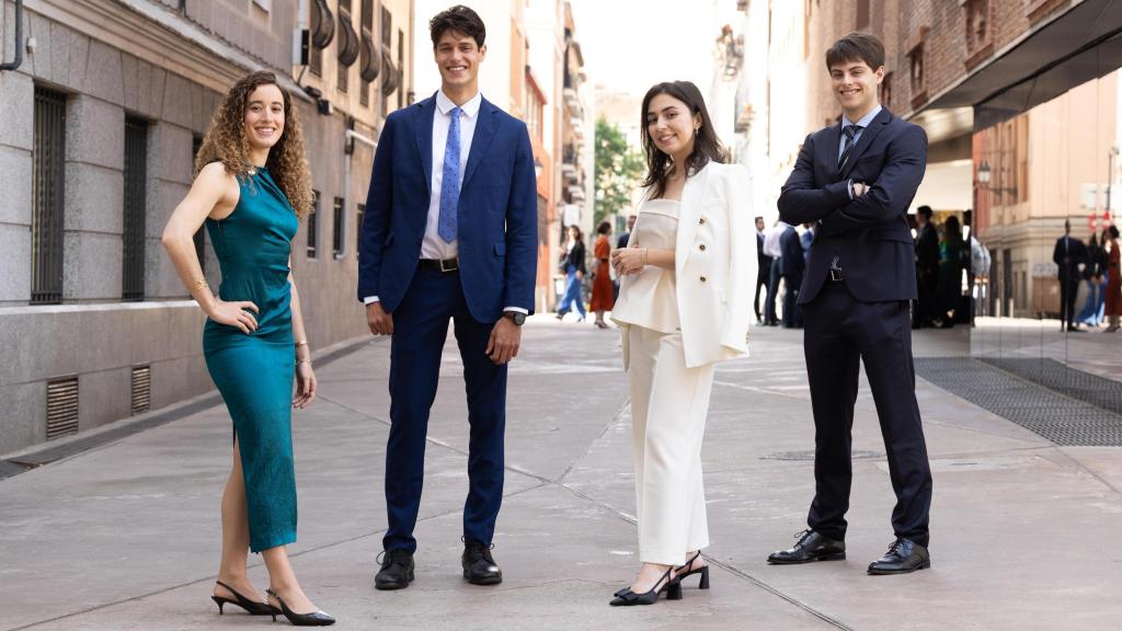 Los cuatro becados posando junto.