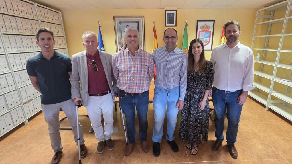 Fernando Castaño junto a varios dirigentes del Partido Socialista de Salamanca, tras la celebración del pleno