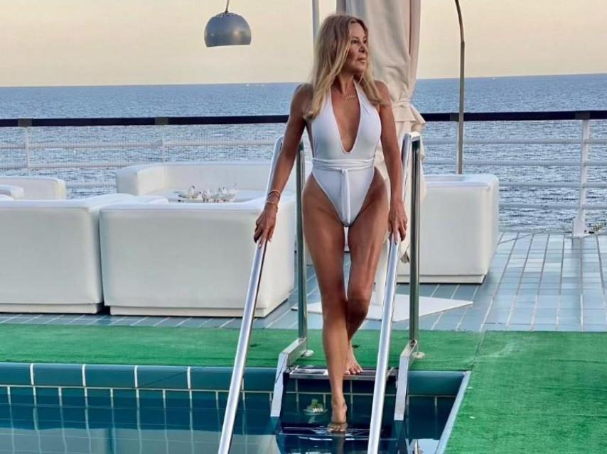 Ana García Obregón posando en la piscina de su casa de Mallorca.