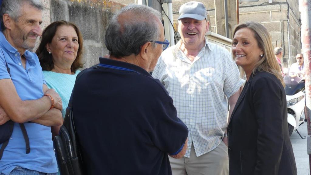 La vicepresidenta de la Diputación de Pontevedra, Luisa Sánchez, con vecinos de Teis, a quienes ha confirmado la luz verde al convenio para la reconstrucción de la piscina del barrio.