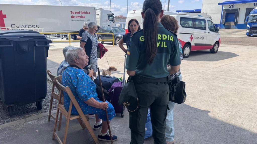 La Guardia Civil ayuda al realojo de los vecinos de Sanabira