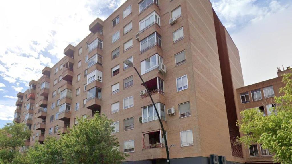 Imagen del bloque de pisos donde se originó el incendio en el barrio del Actur