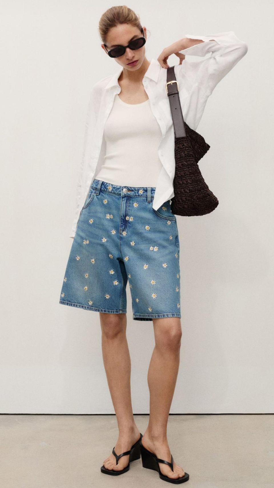 Bermudas denim bordado floral, de Mango.