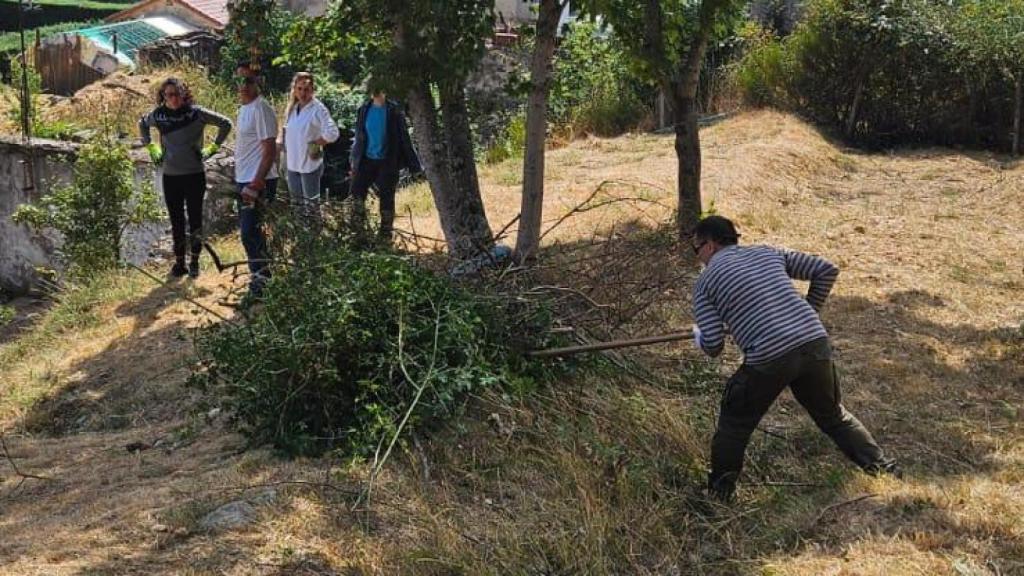 Varios vecinos colaborando para evitar que las llamas se propagasen