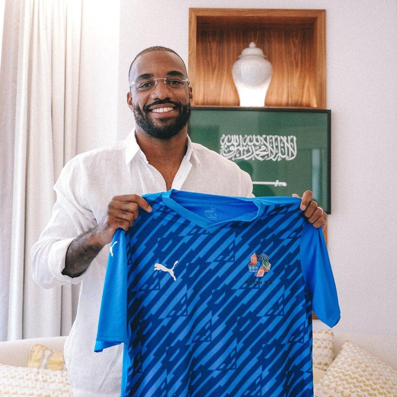 Lacazette posa con la camiseta del Neom SC
