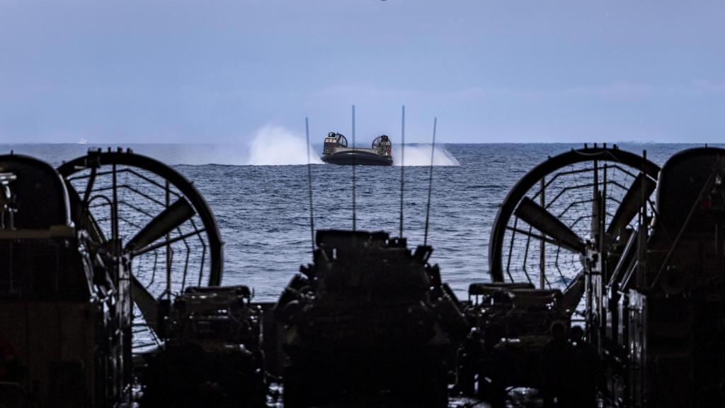 Vista del dique inundable del Iwo Jima junto a las plataformas de desembarco