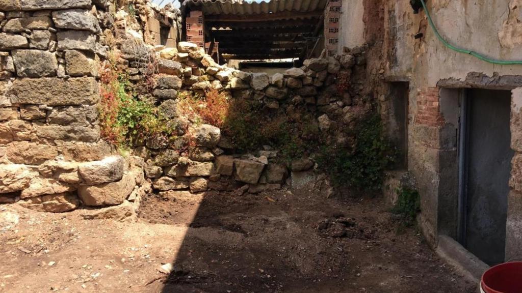 Muro caído antes de la reforma.