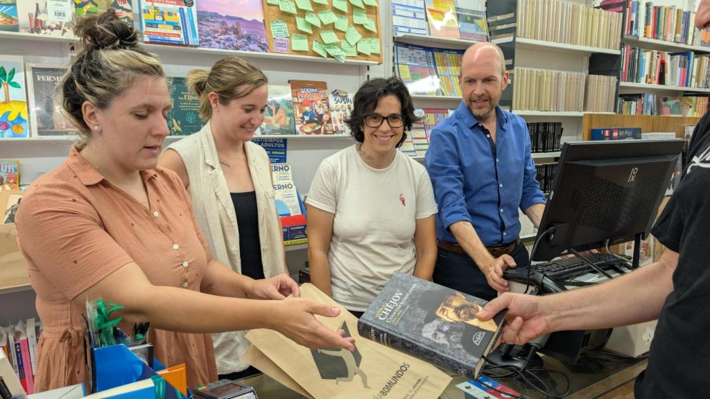 Carmen, Marina, Sara y Ralph siguen al pie del cañón en la librería 80 Mundos.