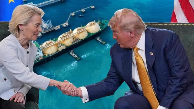 Fotomontaje del presidente de EEUU, Donald Trump, y la presidenta de la Comisión Europea, Ursula von der Leyen, con el fondo de un barco metanero (gas natural licuado o GNL).