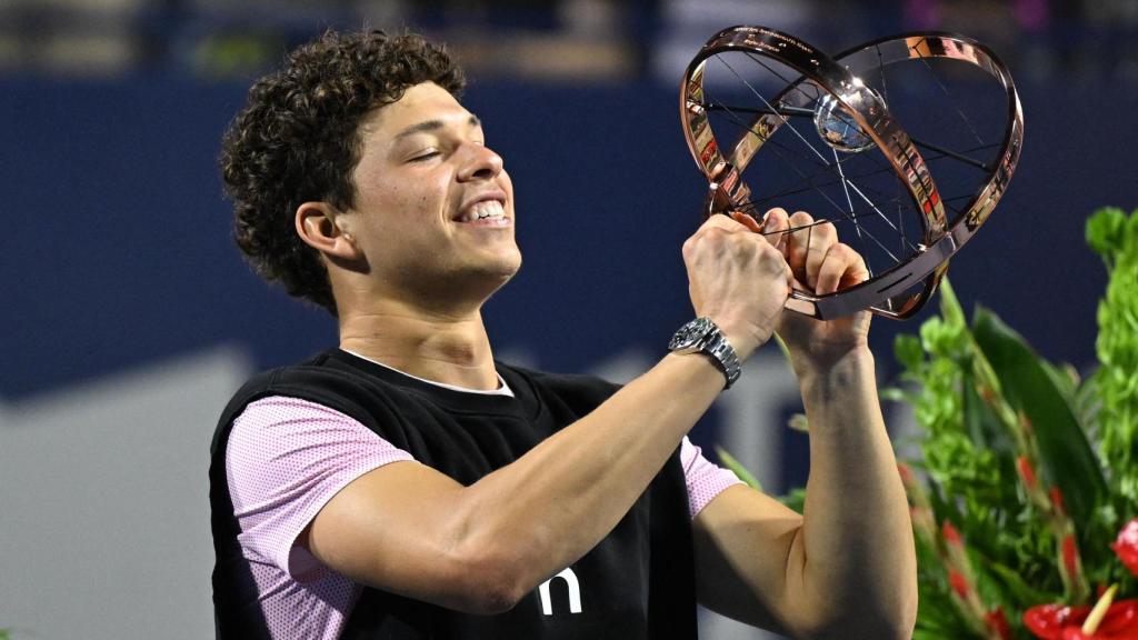 Ben Shelton levanta el trofeo de campeón de Toronto.