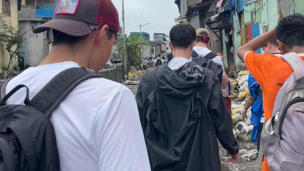 Juan y sus compañeros de Cooperación Internacional en India.