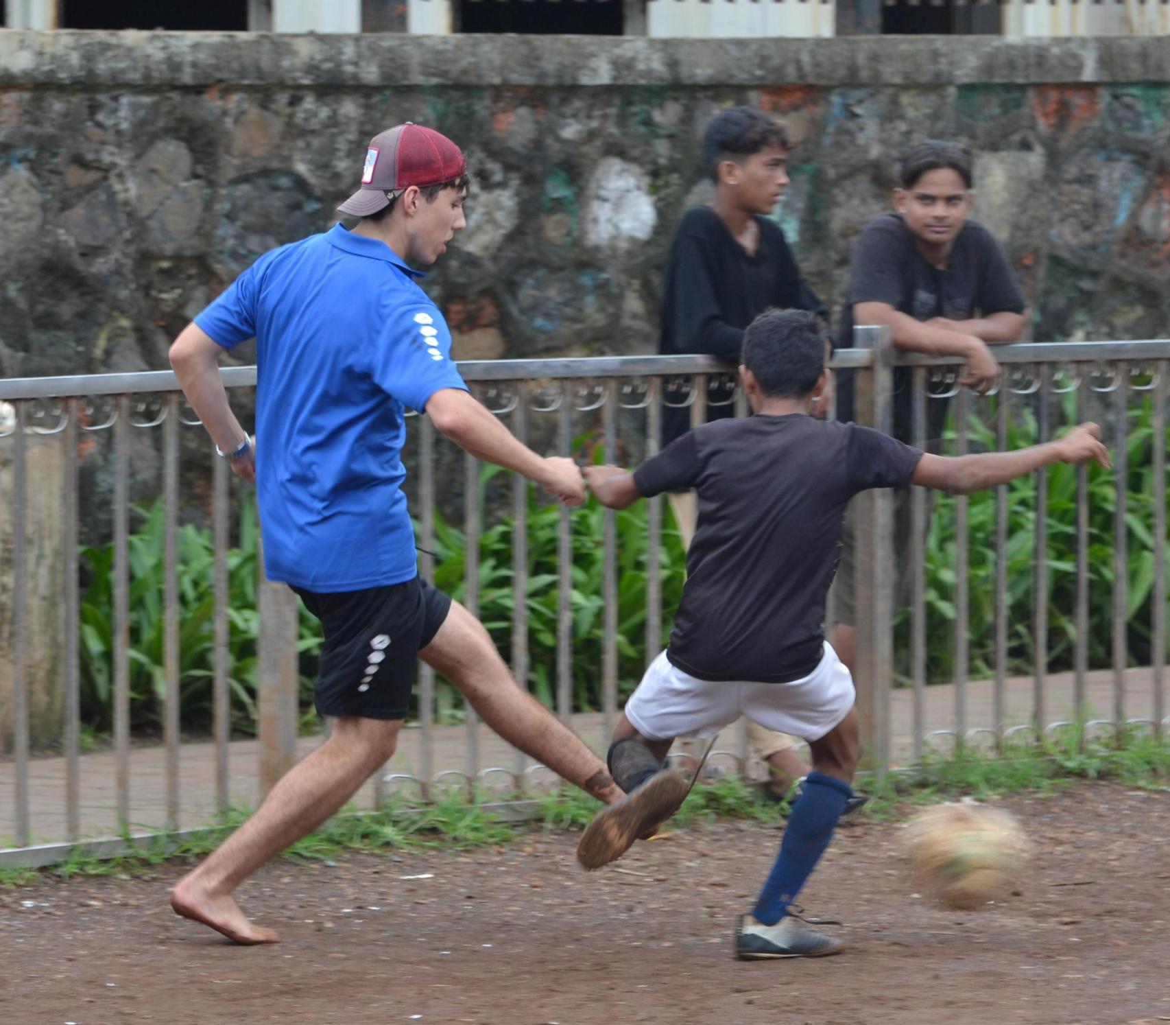 Juan jugando al fútbol con los chicos de la escuela en la India.