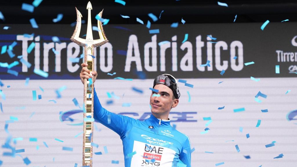 El ciclista español, Juan Ayuso, levanta el trofeo de la carrera del Tirreno-Adriático de 2025.