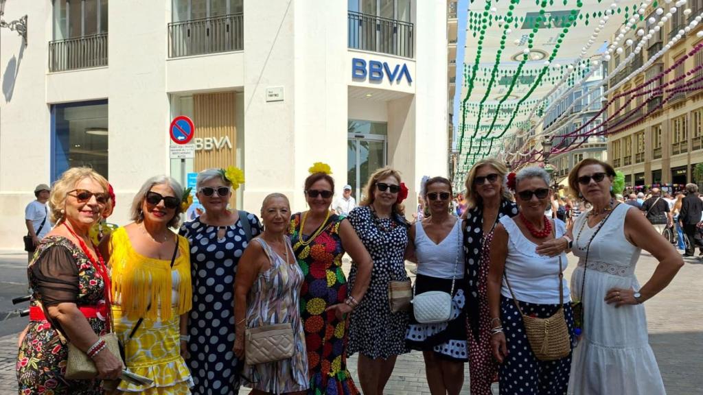 Las señoras de Academia de Inma en calle Larios durante la Feria de Málaga.