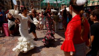 Malagueñas bailando en la feria del Centro.