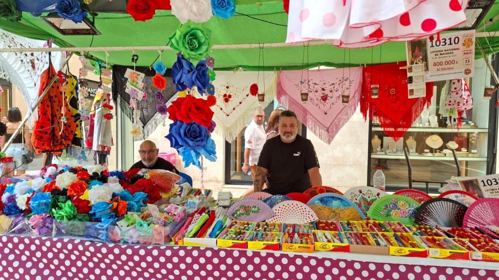 Juan en su puesto en calle Larios durante la Feria de Málaga.