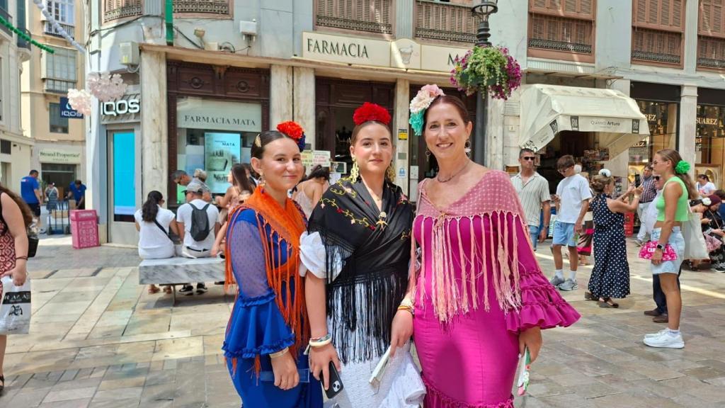 María del Mar junto a sus hijas en calle Larios durante la Feria de Málaga.
