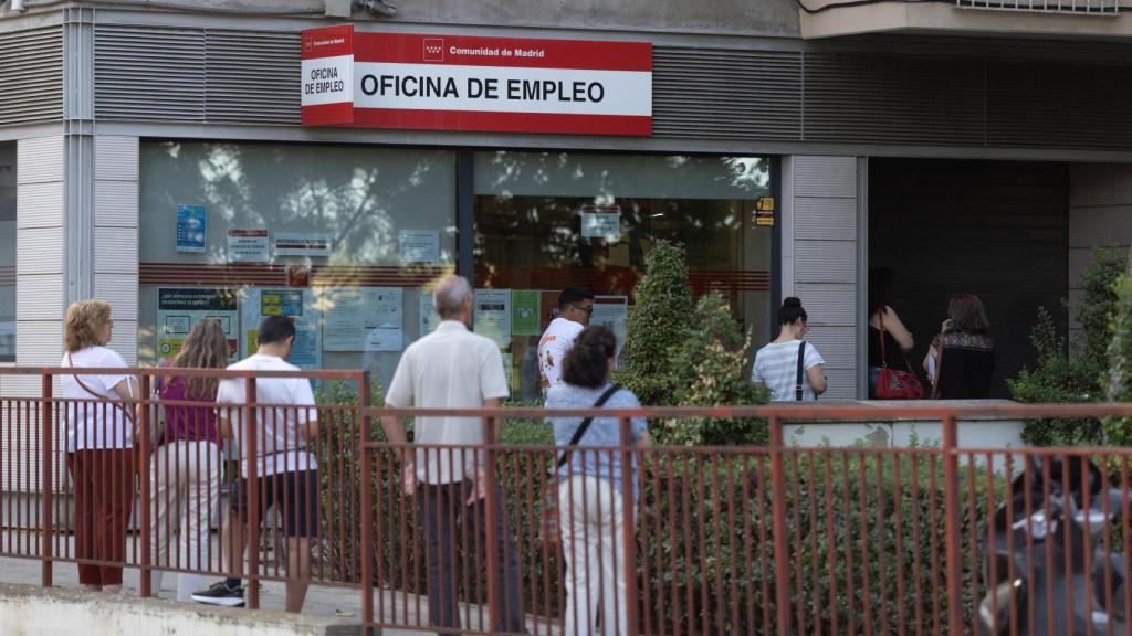 Varias personas esperan a ser atendidas en una oficina de empleo, en Madrid, a principios de agosto.
