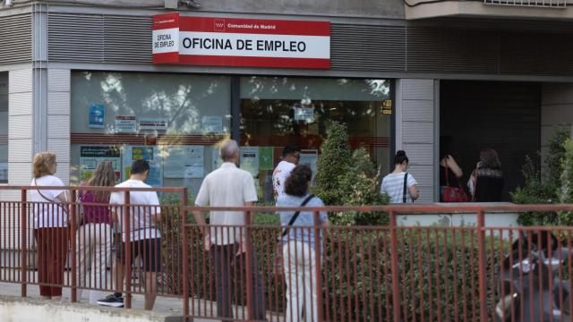 Varias personas esperan a ser atendidas en una oficina de empleo, en Madrid, a principios de agosto.