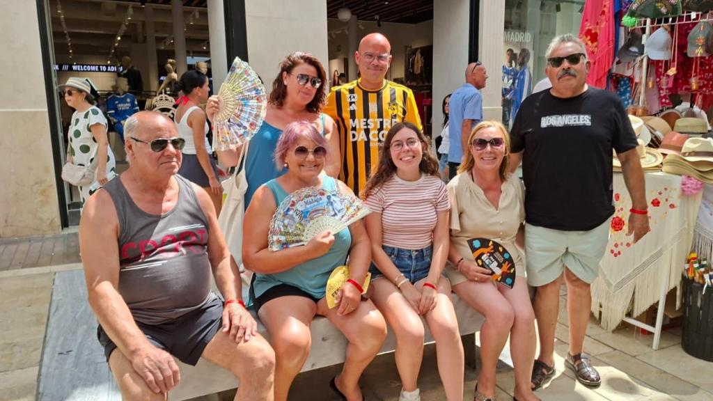 La familia portuguesa en calle Larios durante la Feria de Málaga.