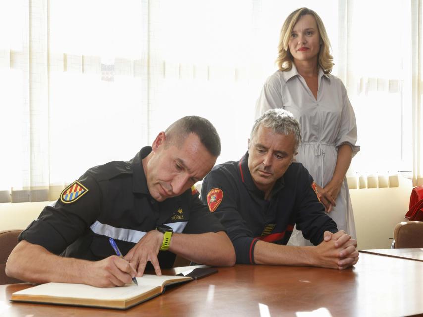 El teniente coronel jefe del IV Batallón de la UME, Joaquín Núñez Regodón, firma en el libro de Honor del Ayuntamiento de Azuara