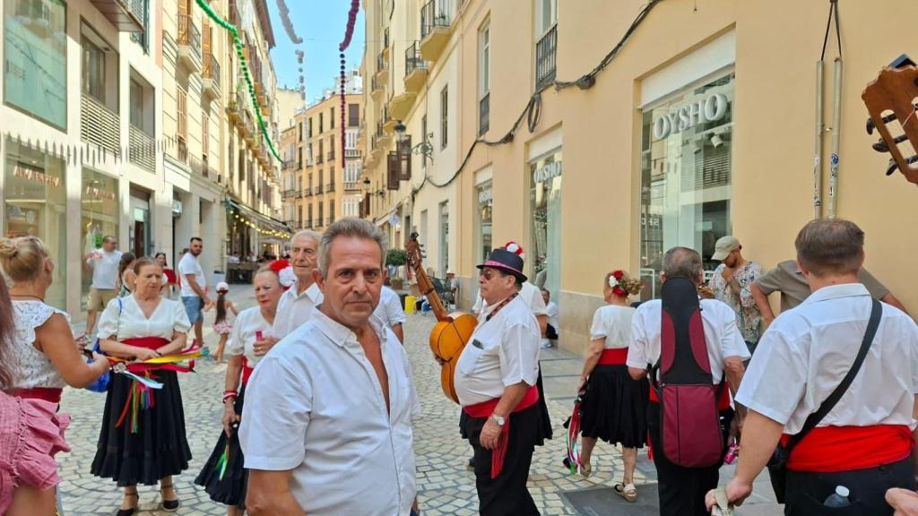 Paco con la Panda Perianas Estilo Comares en calle Larios durante la Feria de Málaga.