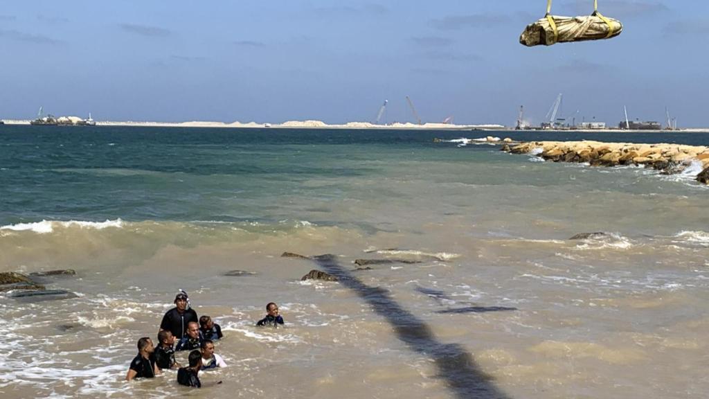 Momento del rescate de una de las estatuas. Foto: Pablo de Aguinaco / EFE