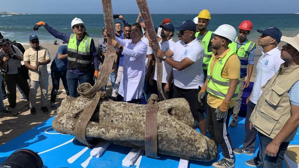Uno de los ejemplares recuperados con la ayuda de una grúa. Foto: Pablo de Aguinaco / EFE