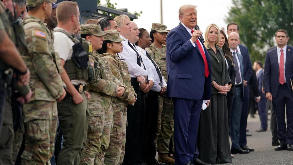 Donald Trump, presidente de Estados Unidos, se dirige  a las patrullas de militares y policías, en Washington.