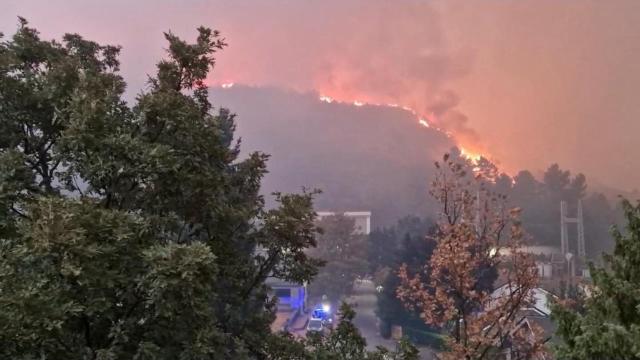 Una lengua de fuego amenazando la central hidroeléctrica de Moncabril