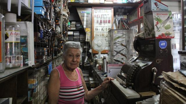 Carmen Viñas en su tienda, en el número 62 de la calle de Atocha en Madrid.
