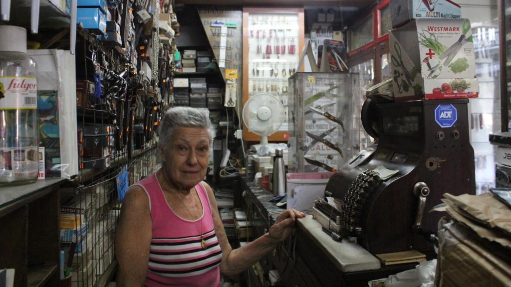 Carmen Viñas en su tienda, en el número 62 de la calle de Atocha en Madrid.