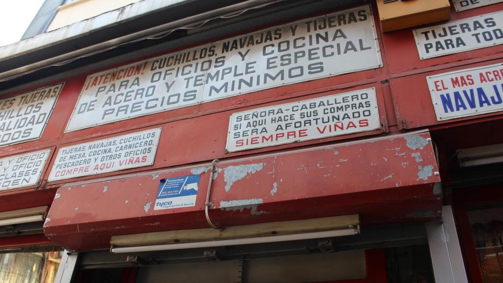 Algunos de los carteles de Cuchillería Viñas en Madrid.