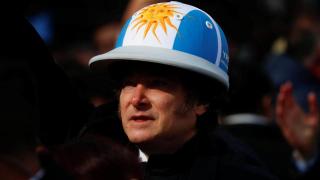 Milei, con casco de polo, en la apertura de la 137ª exposición anual de la Sociedad Rural en Buenos Aires, el 26 de julio de 2025.