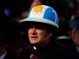 Milei, con casco de polo, en la apertura de la 137ª exposición anual de la Sociedad Rural en Buenos Aires, el 26 de julio de 2025.
