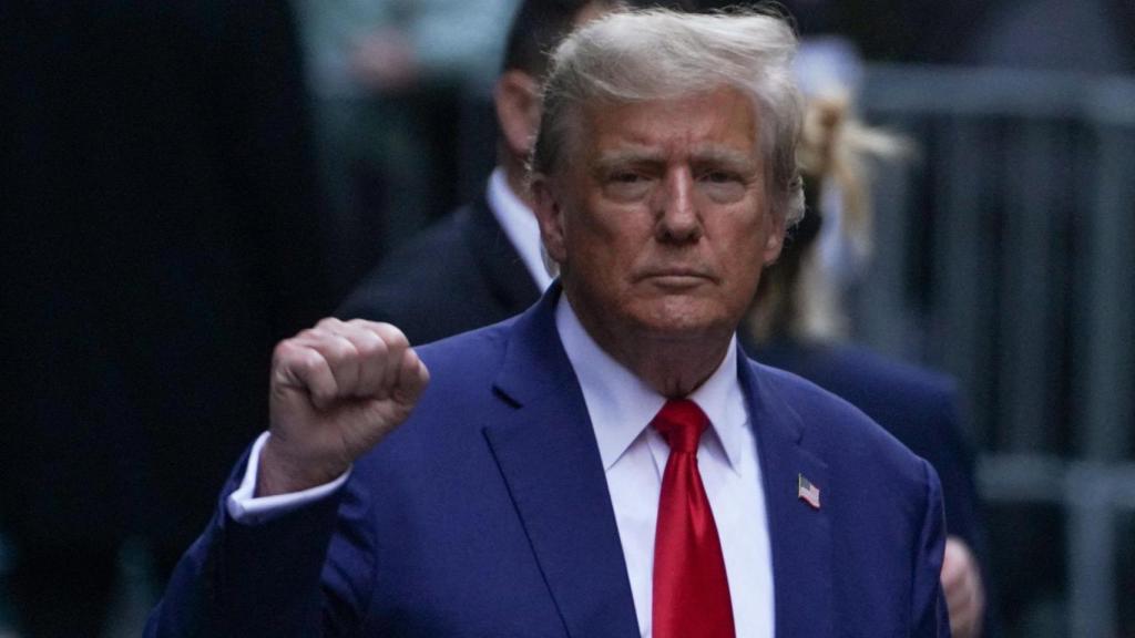 Donald Trump saluda a sus seguidores en Manhattan, enero de 2024.