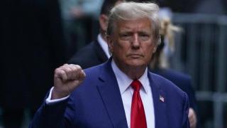 Donald Trump saluda a sus seguidores en Manhattan, enero de 2024.