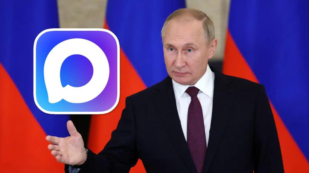 Putin en una conferencia junto al logo de la aplicación Max