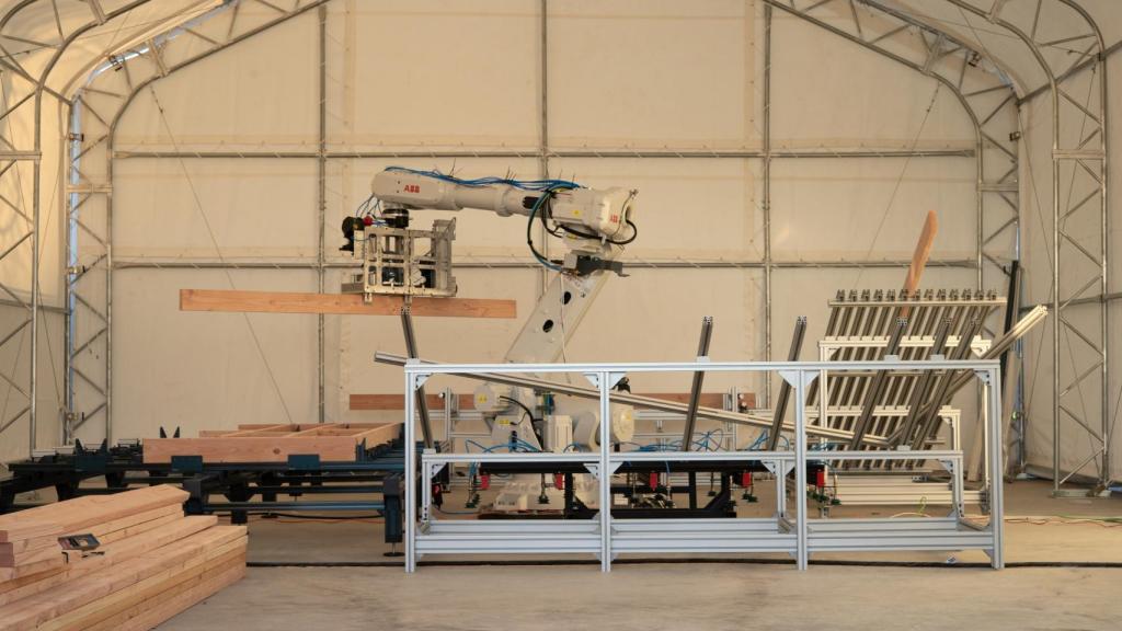 El brazo robótico que ensambla las piezas para construir viviendas