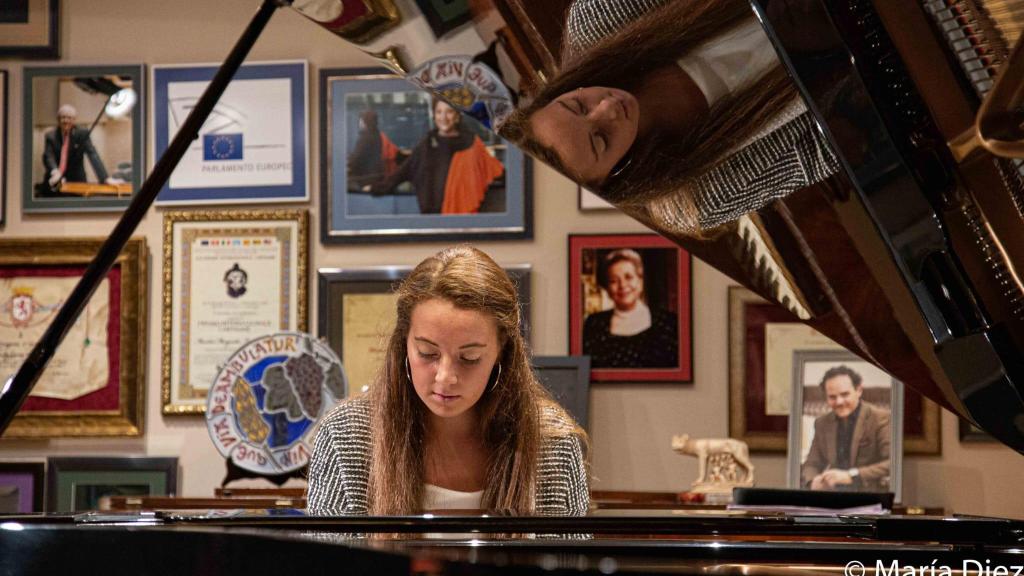 María Ibán Valbuena, tocando el piano.