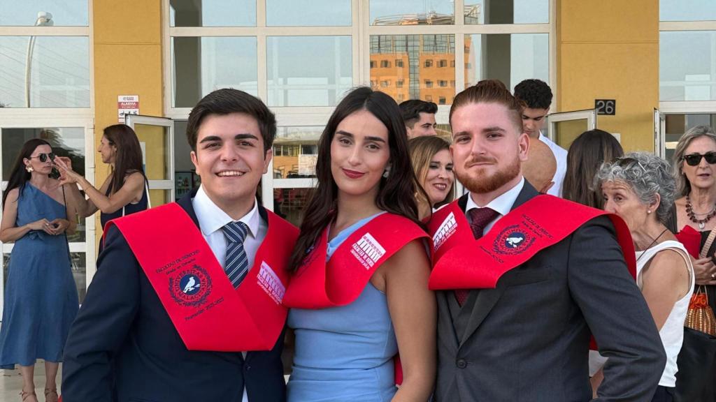 Antonio el día de su graduación con varios compañeros de clase.