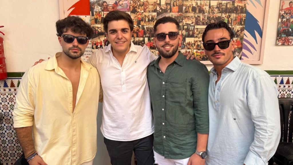 Antonio junto a sus amigos en la feria de Málaga.