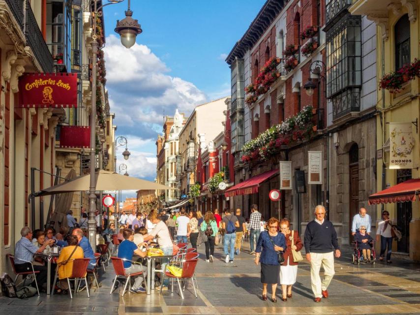 Una calle con bares en León.