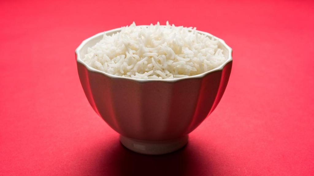 Un bol de arroz blanco.