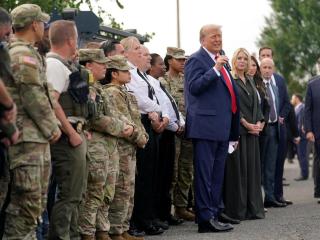 Donald Trump, presidente de Estados Unidos, se dirige  a las patrullas de militares y policías, en Washington.