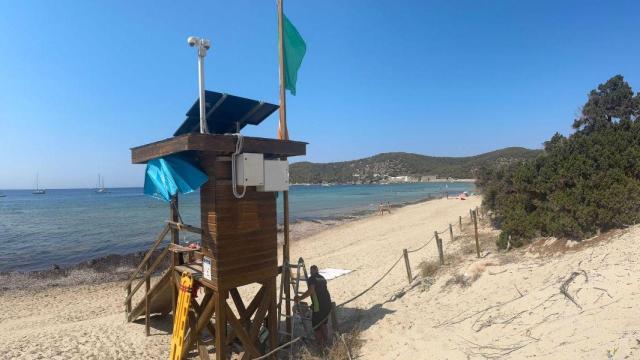 Una caseta de vigilancia equipada con un equipo de sensores en Ibiza.