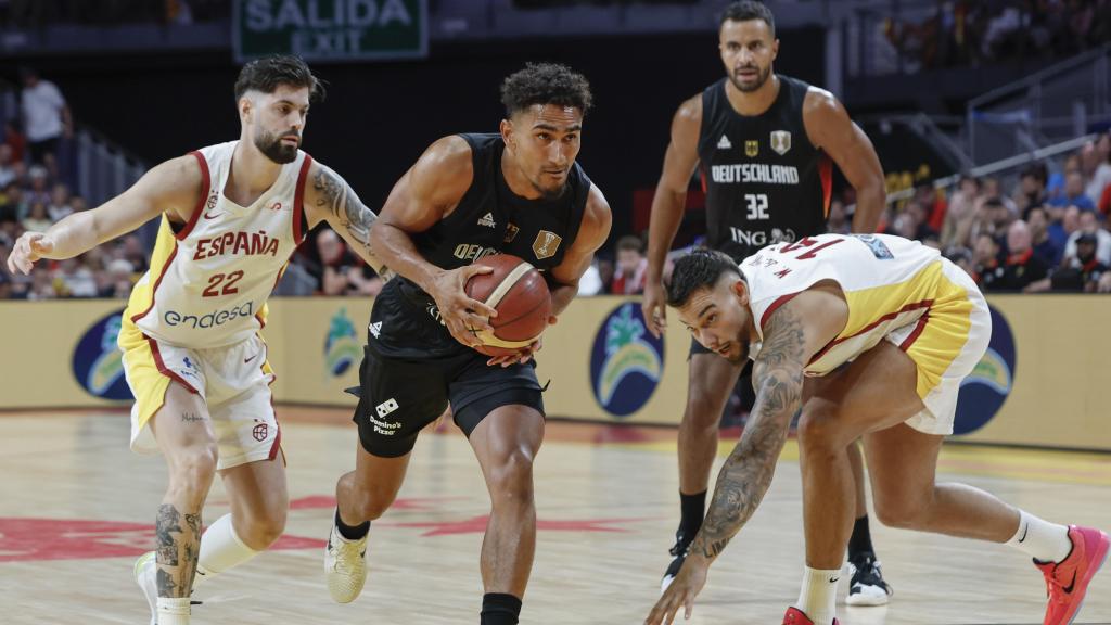 Maoddo Lo, presionado por Santi Yusta y Willy Hernangómez.