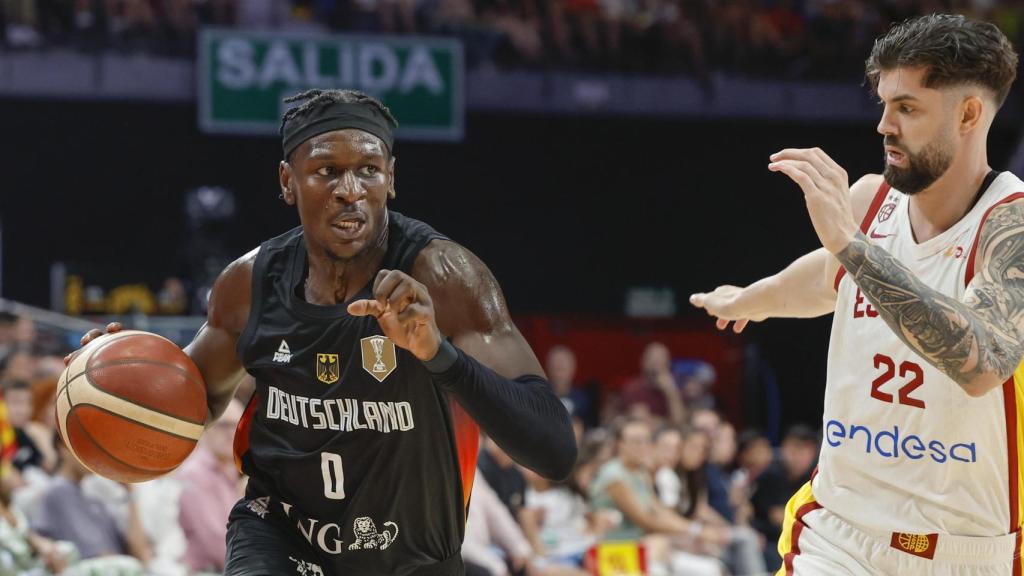 Isaac Bonga, presionado por Santi Yusta.