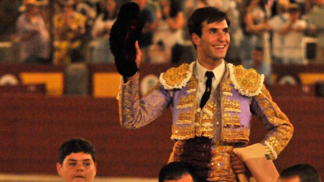 Samuel Navalón, a hombros dando la vuelta al ruedo en la plaza de Ciudad Real.